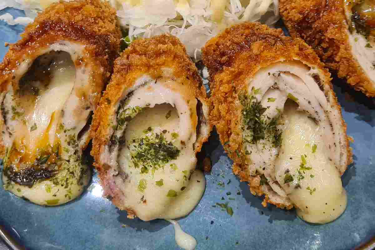 involtino di cordon bleu visto da vicino con il ripieno filante