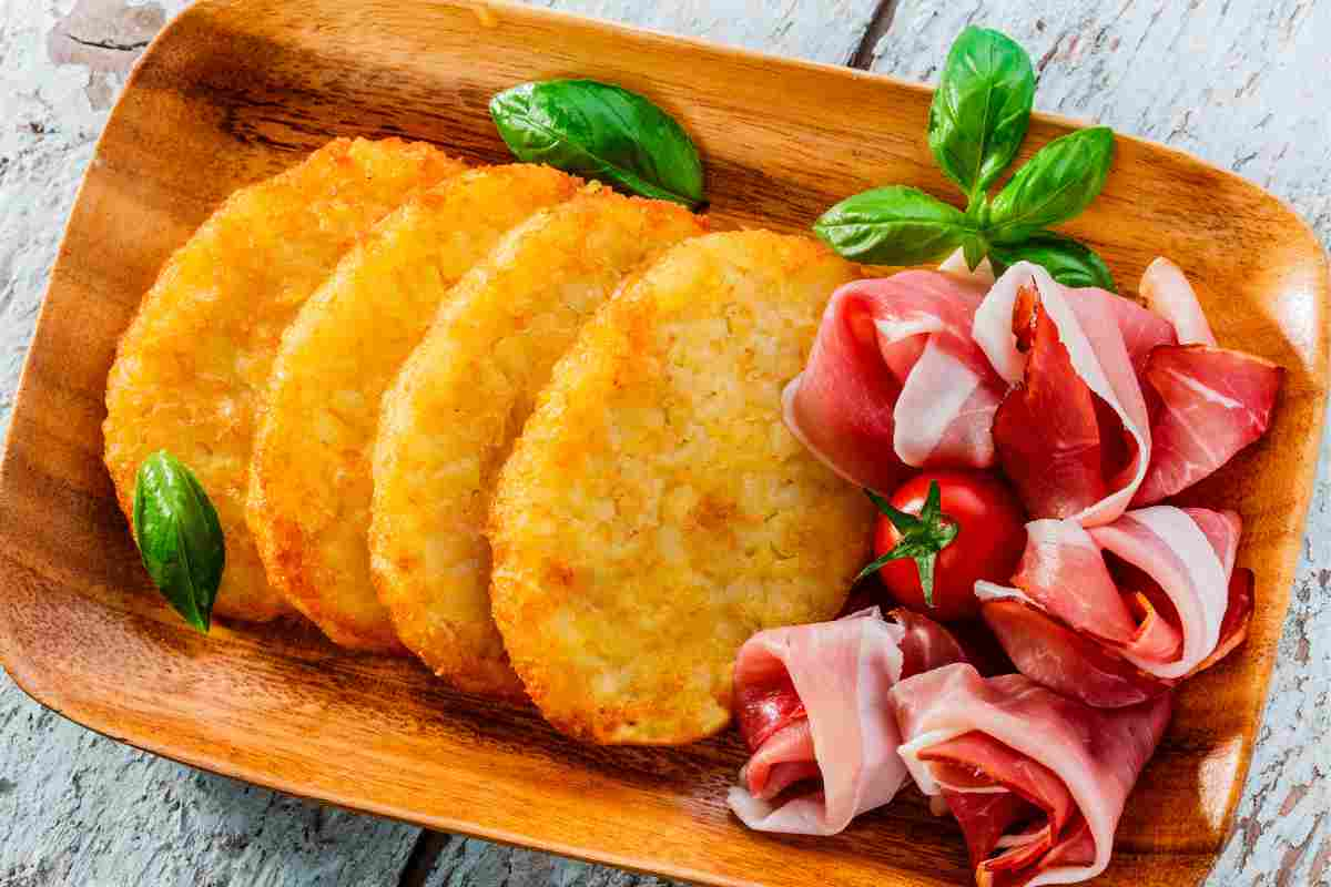 Medaglioni di patate e pancetta in un vassoio di bambù