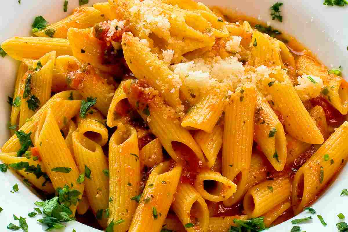 Mezze penne rigate al pomodoro, tra gli abbinamenti più azzeccati per un piatto di pasta gustoso