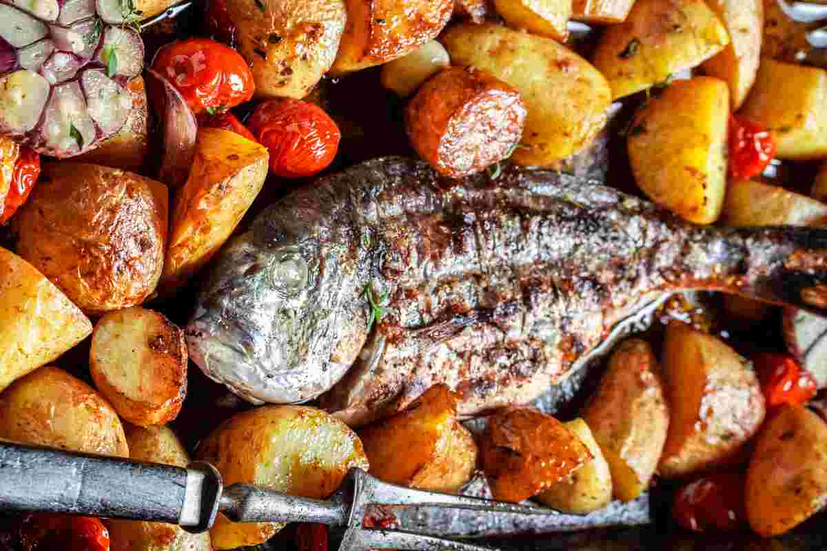 Orata al forno alla ligure con patate pomodori olive e pinoli