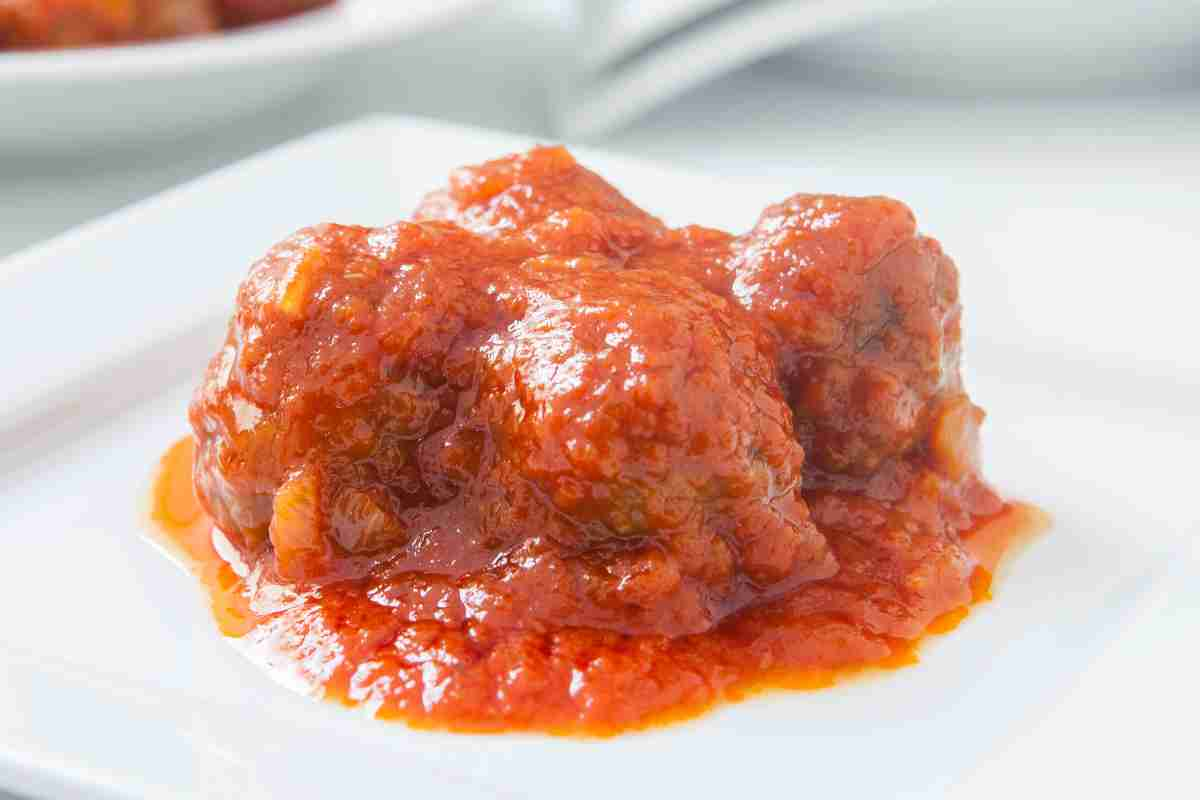 Polpette di seitan ricoperte di sugo in un piatto bianco