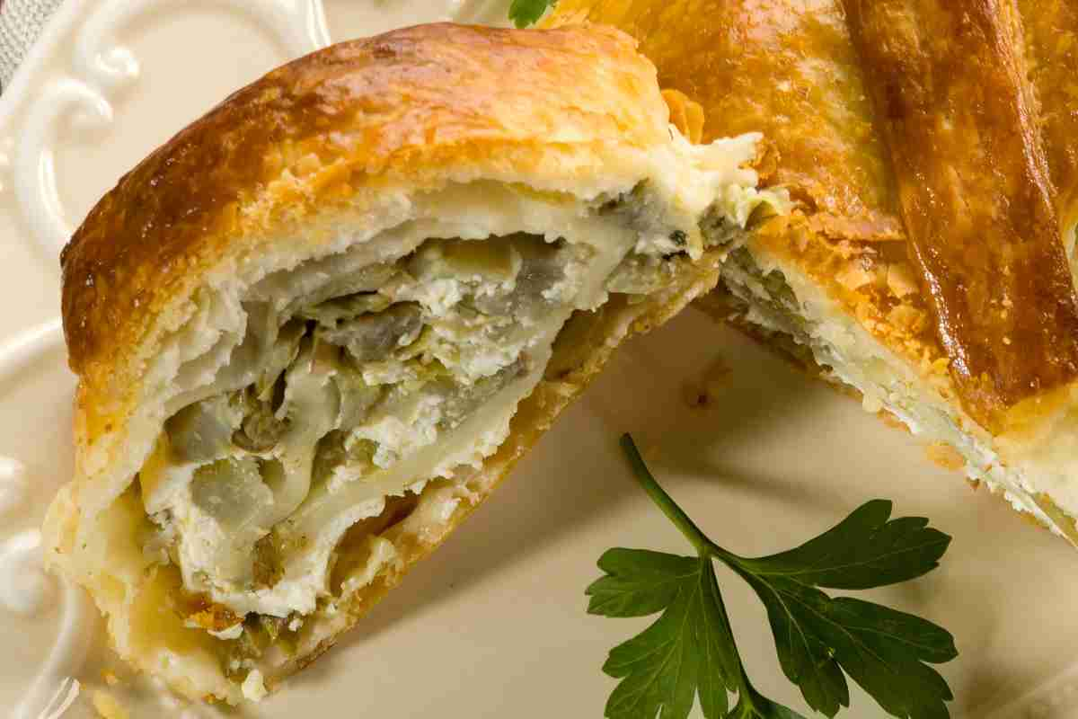 Fetta di strudel ai carciofi con ricotta