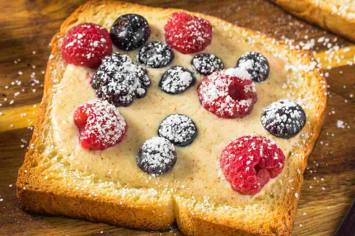 Toast allo yogurt e frutti di bosco