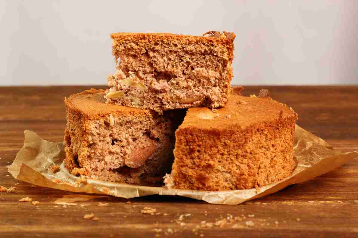 Torta di mele per diabetici tagliata con una fetta sopra