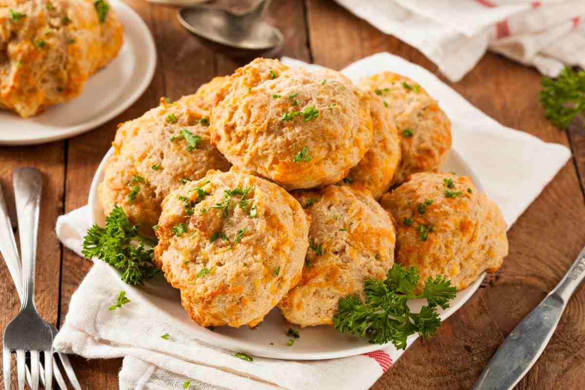 piatto di biscotti salati con cheddar