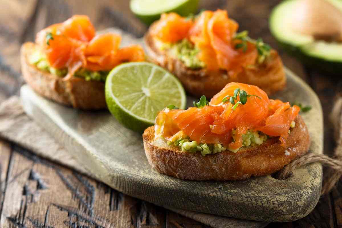 bruschetta salmone e avocado su piatto da portata