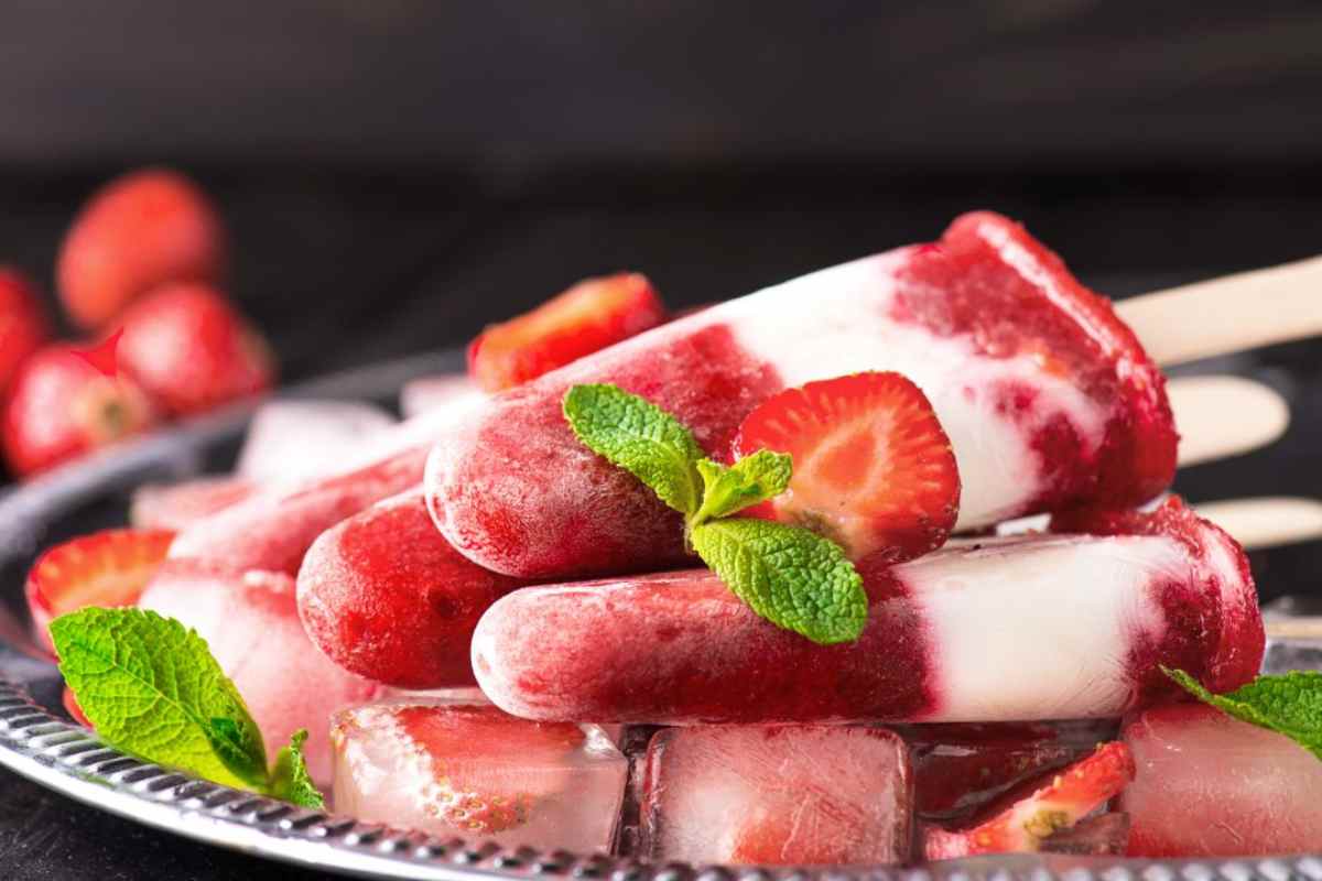 Gelato fior di fragola homemade posizionato su un piatto