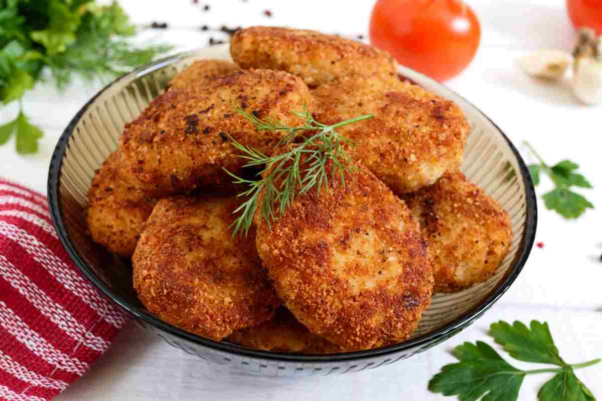 piatto di medaglioni di pollo croccanti