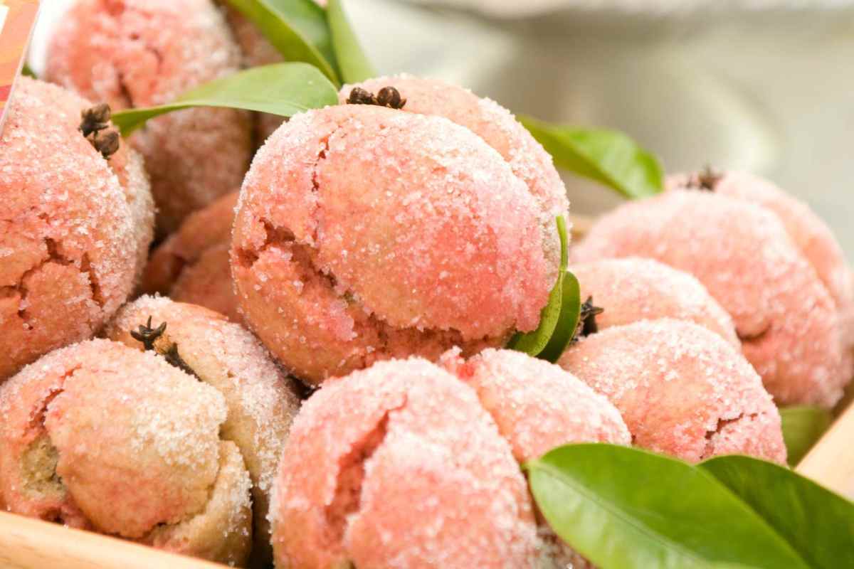 piatto di pesche dolci con nutella