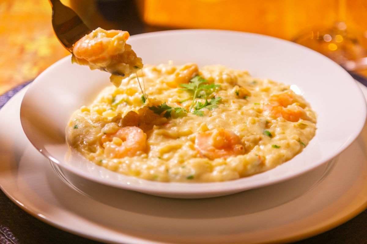 piatto di risotto allo zafferano con gamberetti