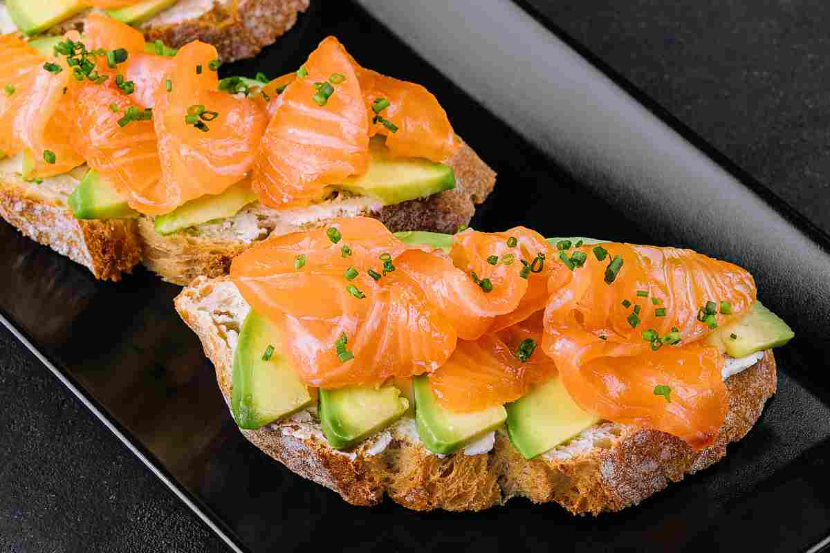 Bruschette avocado e salmone