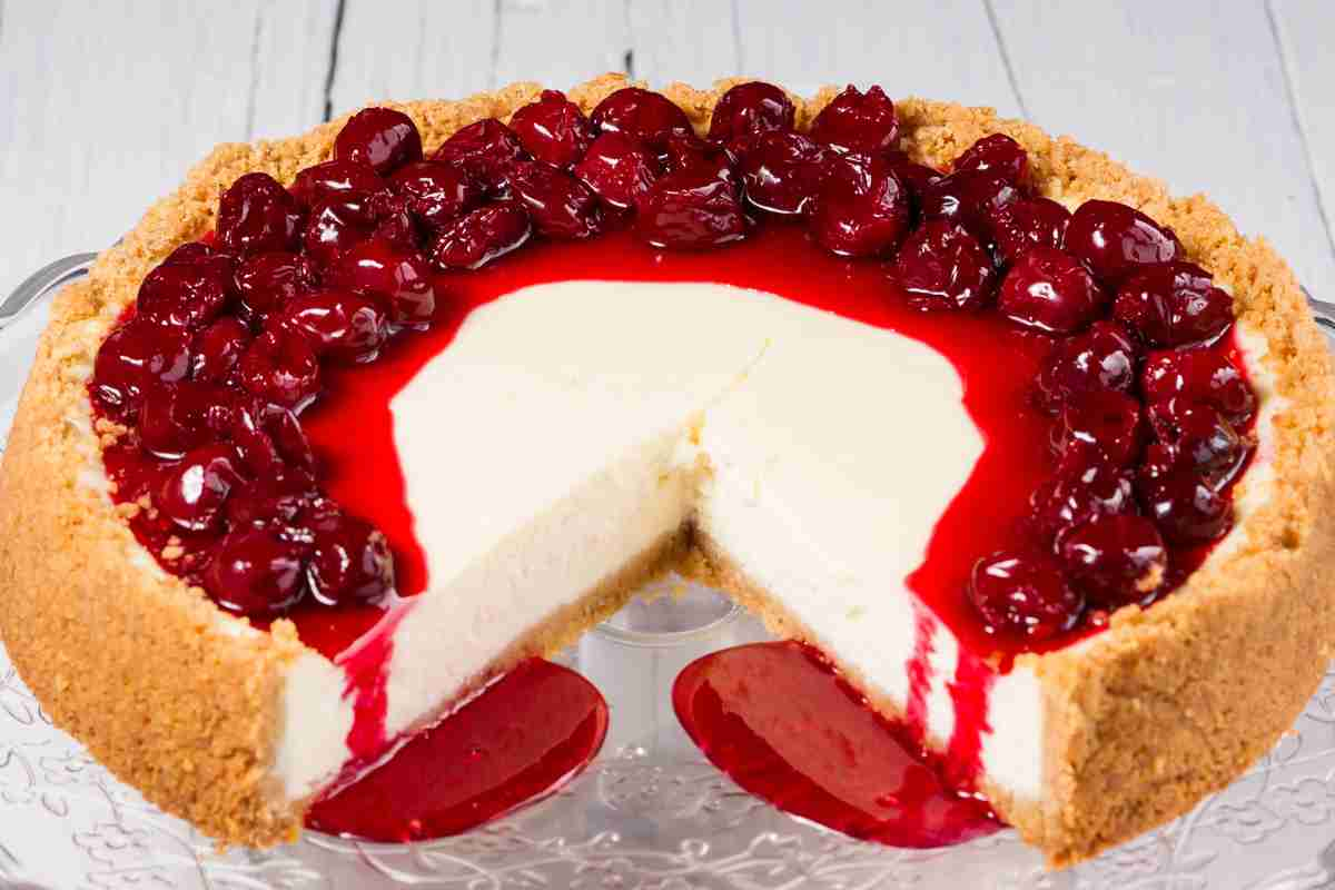 Cheesecake alle ciliegie su un'alzatina