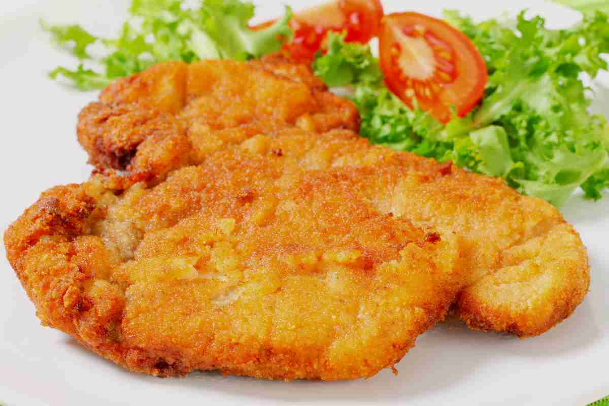 Cotoletta viennese con contorno di pomodori e insalata