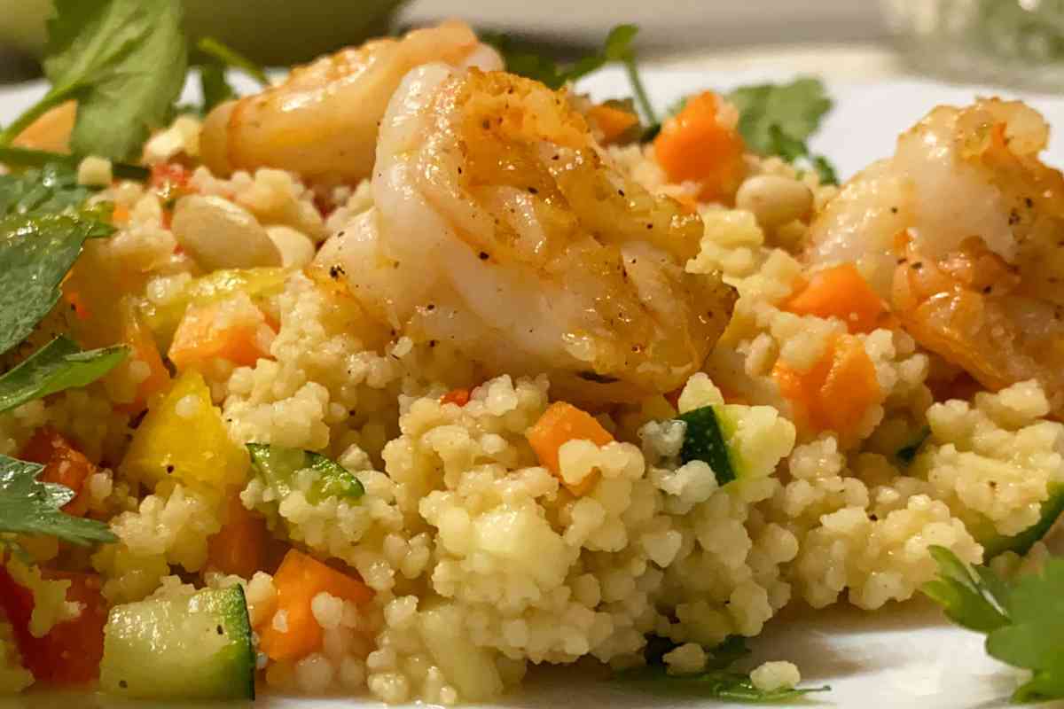 Cous cous verdure e capesante in un vassoio di portata