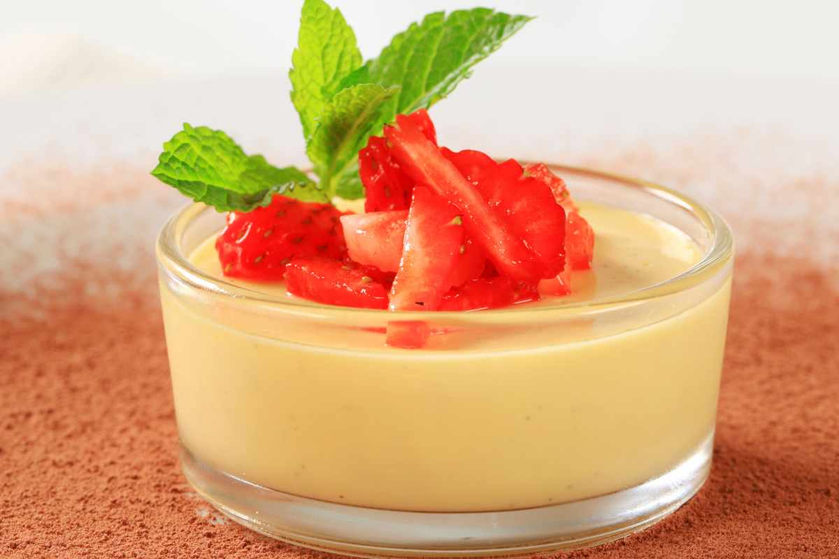 Crema pasticcera senza latte in una ciotolina decorata con fragole