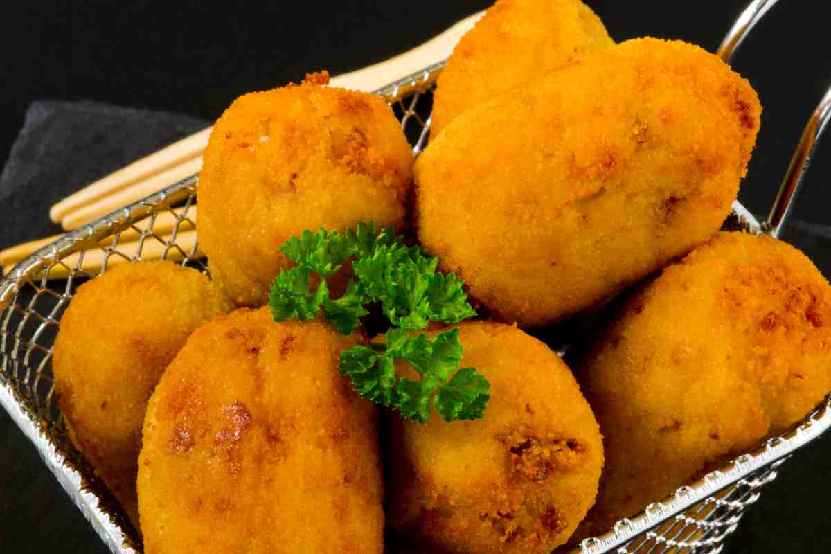 Crocchè di patate napoletano in un cestino