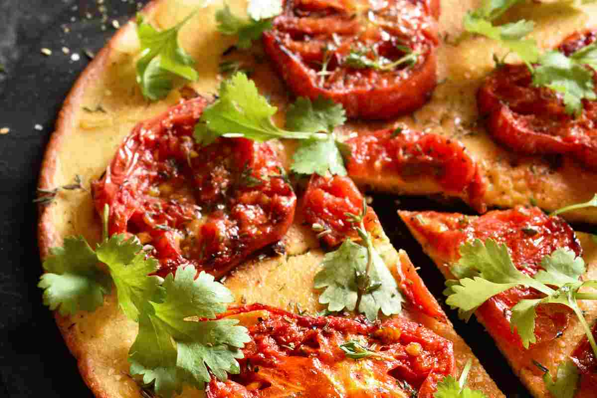 Farinata con i pomodori secchi tagliata a spicchi