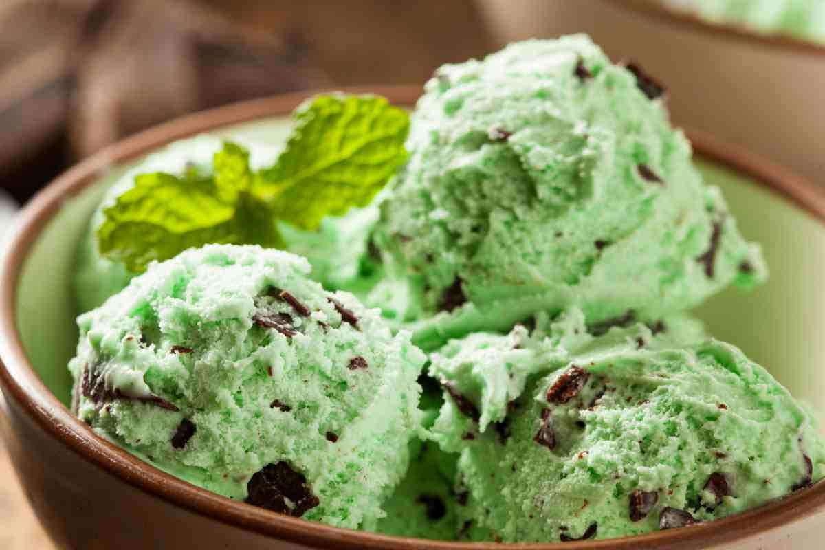 Gelato alla menta e cioccolato in una ciotola