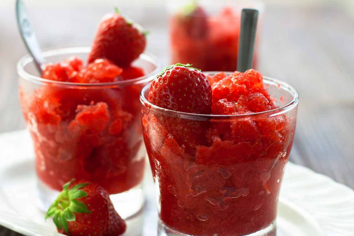 Granita alcolica alla fragola in due bicchieri