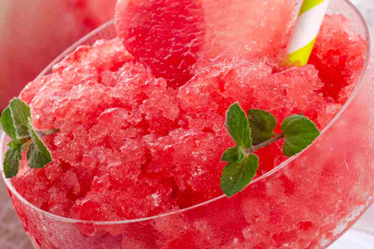 Granita alcolica alla fragola in coppa