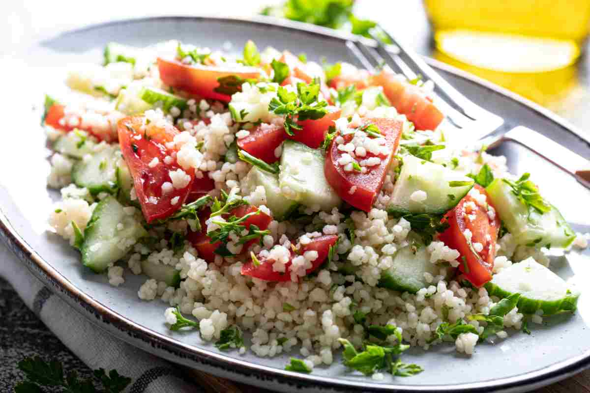 Insalata di bulgur con pomodori e cetrioli