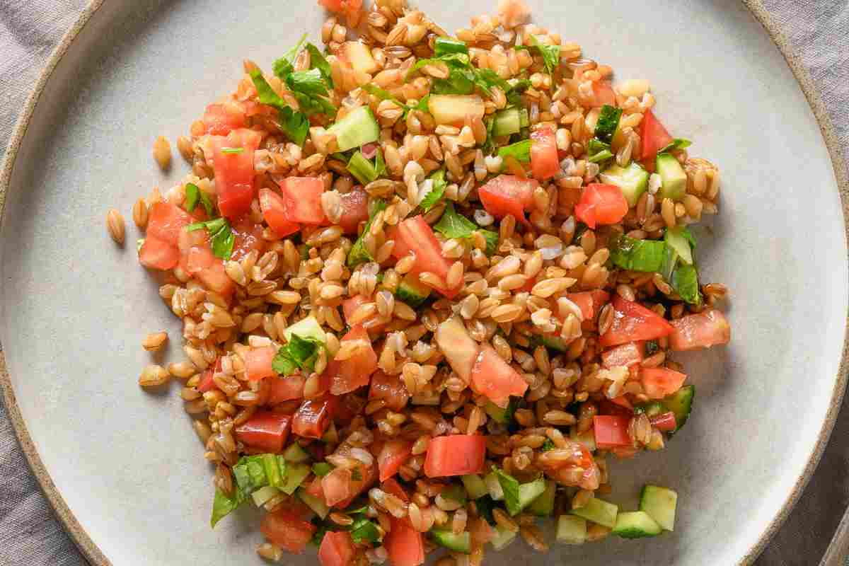 Insalata di farro con mango e pomodorini