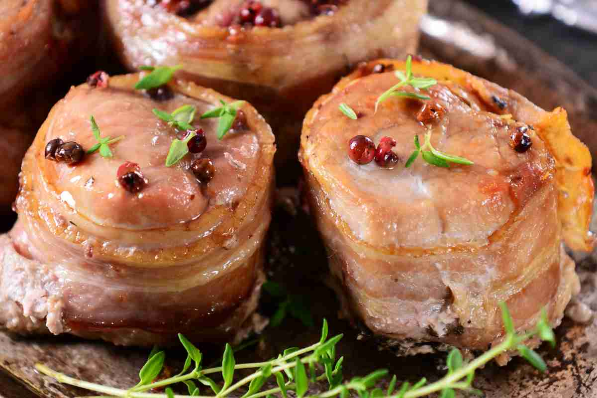 Involtini di lonza e pancetta in un vassoio