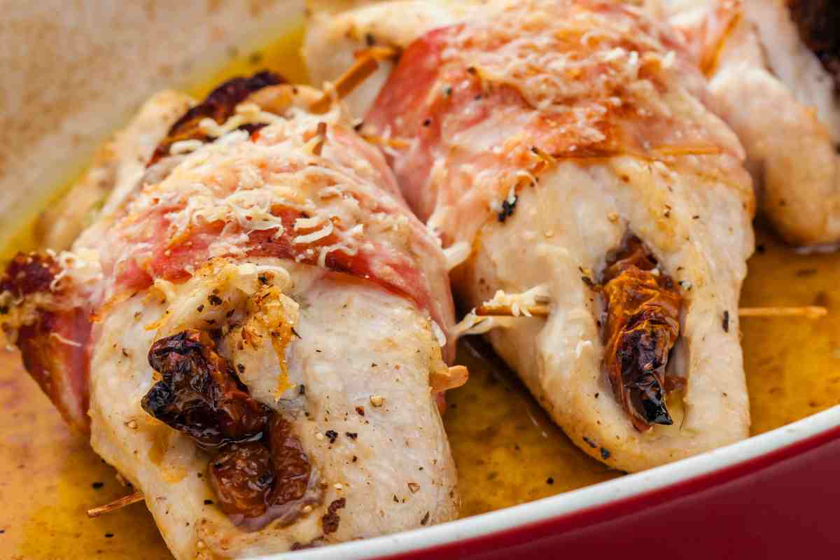 Involtini di pollo con pancetta e pomodori secchi in una pirofila