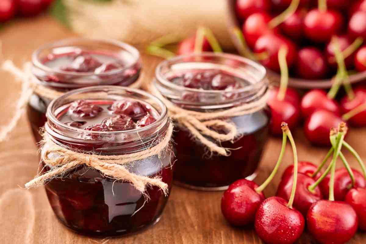 Marmellata di ciliegie in tre barattolini di vetro