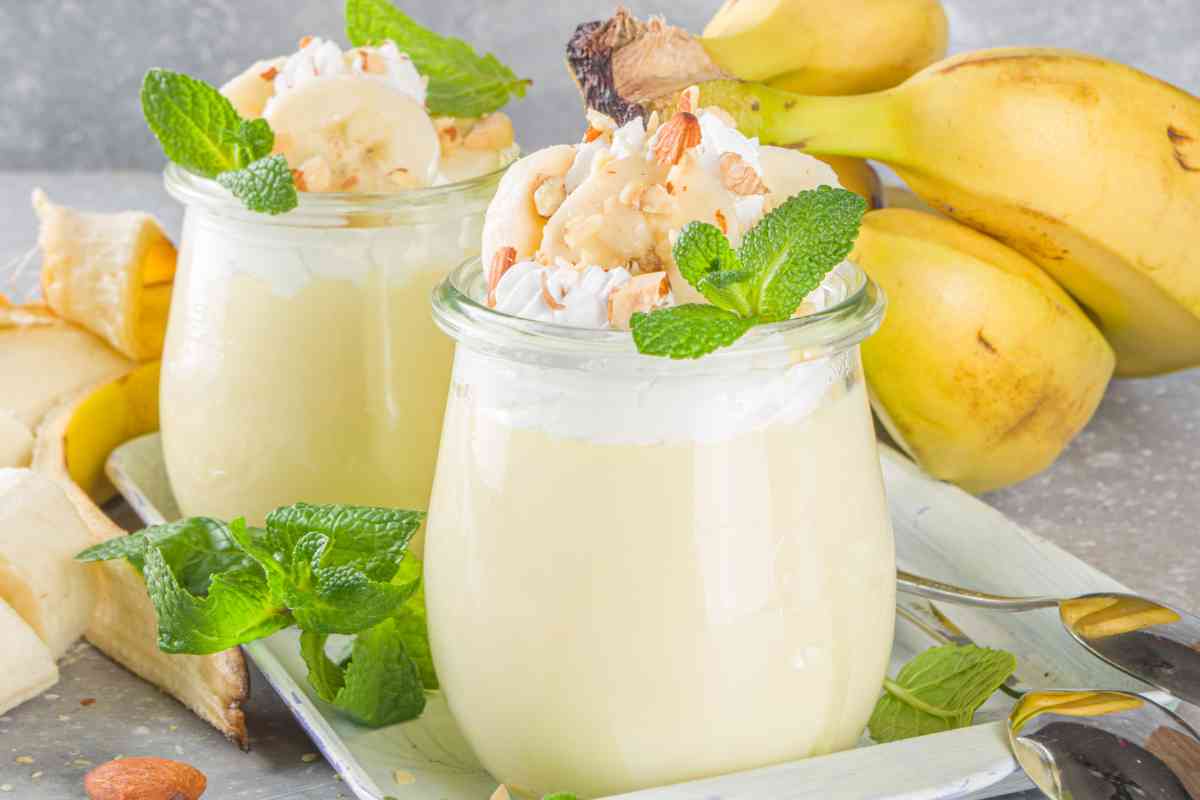 Mousse di banane in coppette decorate con ciuffi di panna