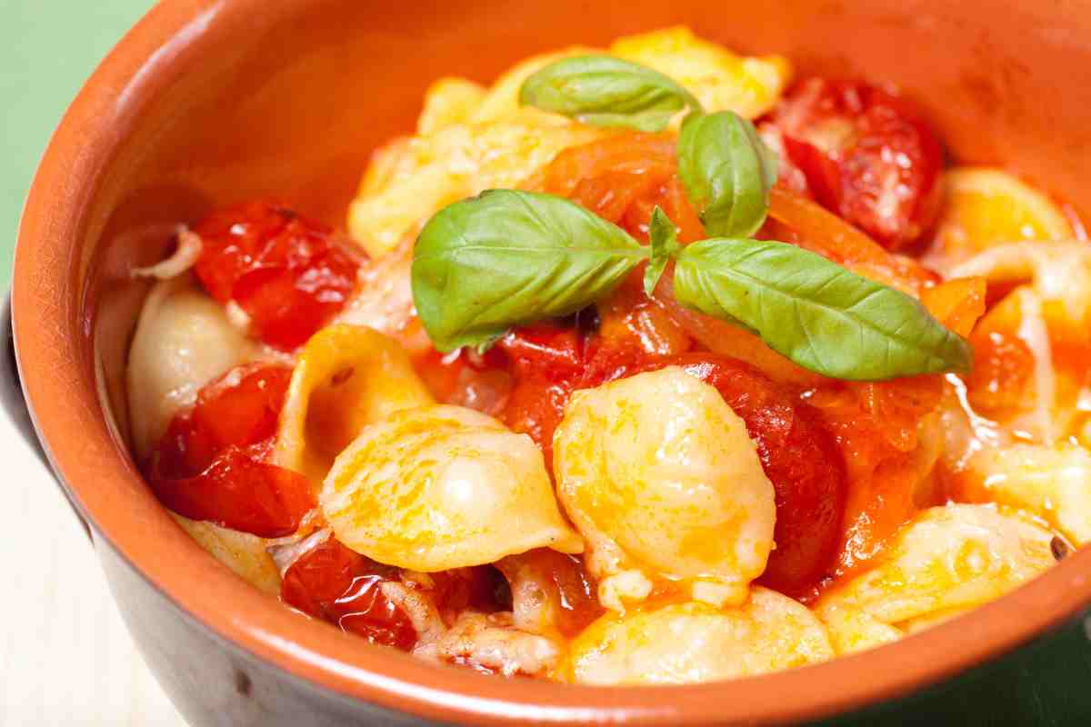 Orecchiette alla sorrentina in un coccio appena uscite dal forno