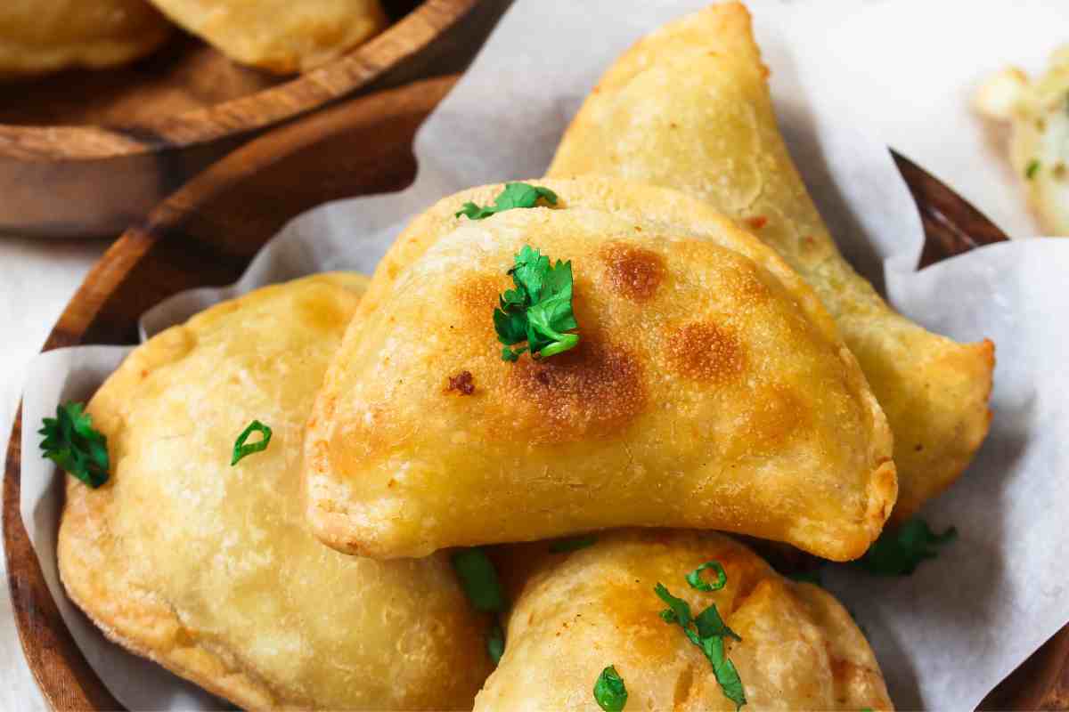 Panzerotti ricotta e salame appena fritti in una ciotola