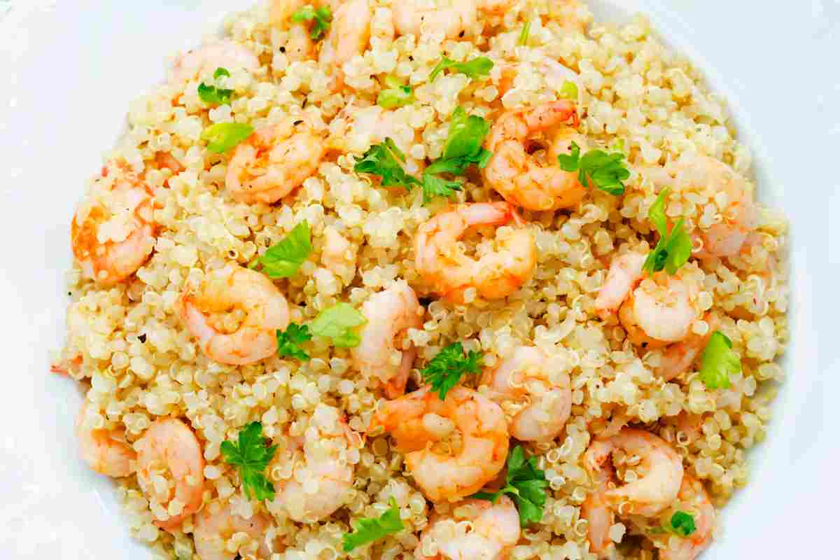 Quinoa ai gamberi in un piatto bianco visto dall'alto