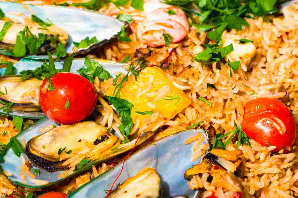 Riso Basmati cozze e pomodorini in un vassoio