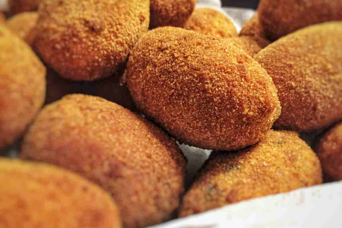 Supplì alle melanzane appena fritte in un piatto