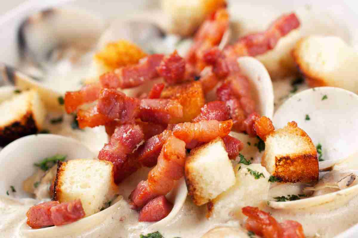 primo piano della zuppa di vongole con pancetta croccante