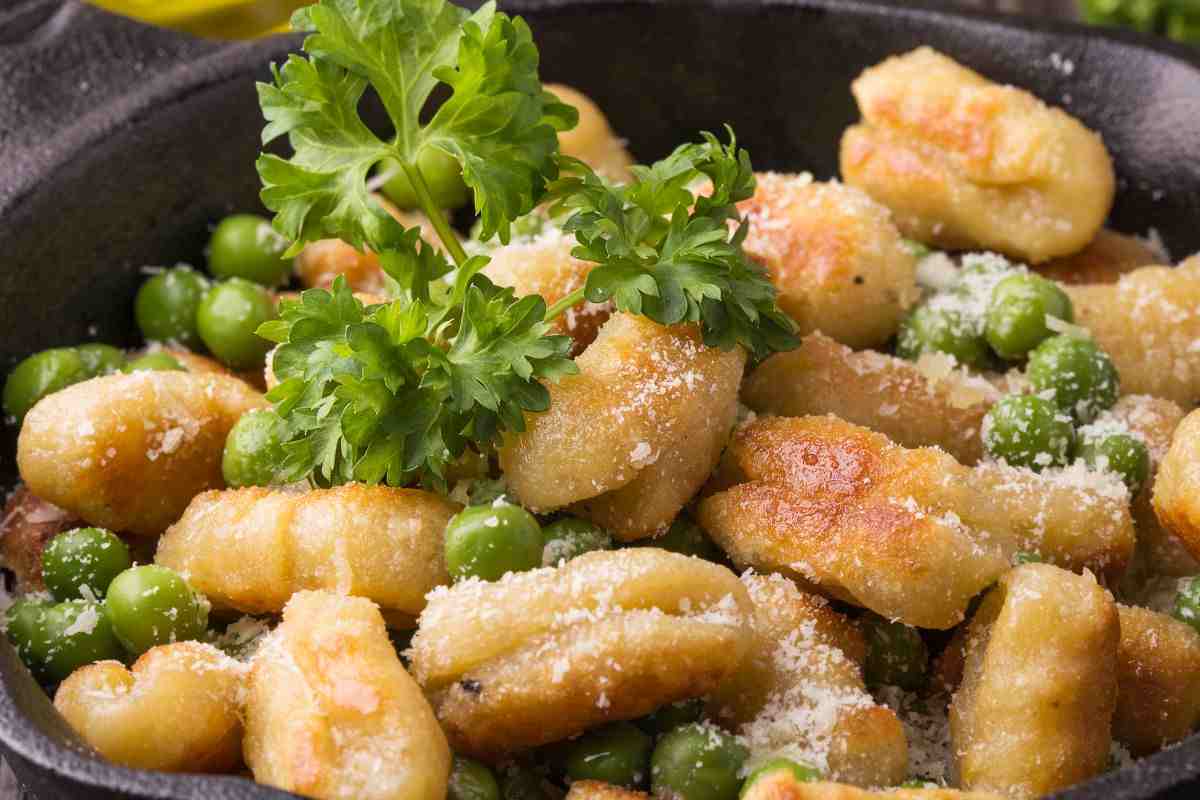 piatto di gnocchi con i piselli