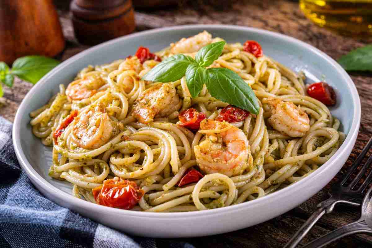 piatto con spaghetti al pesto e gamberi