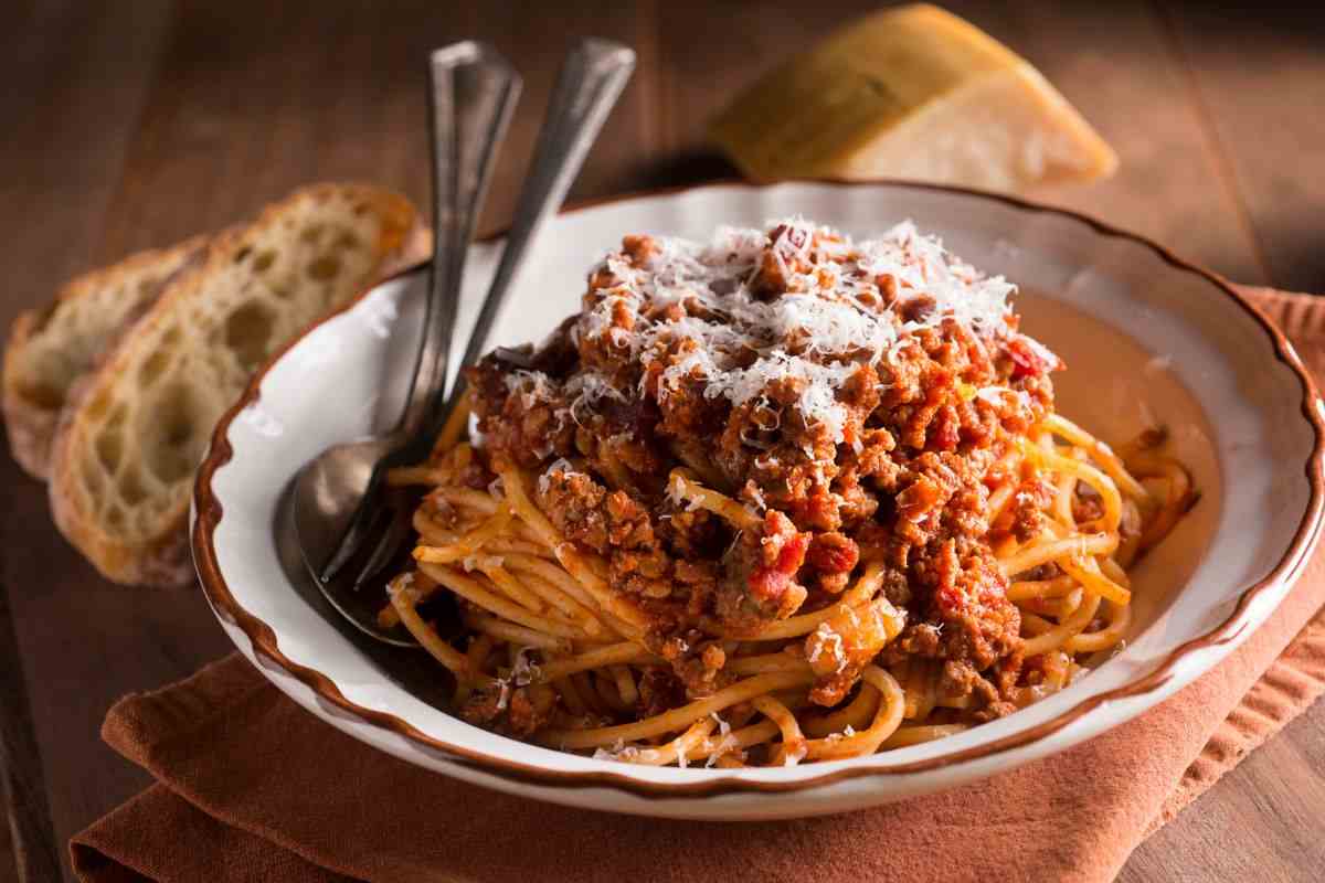 piatto di spaghetti con ragù