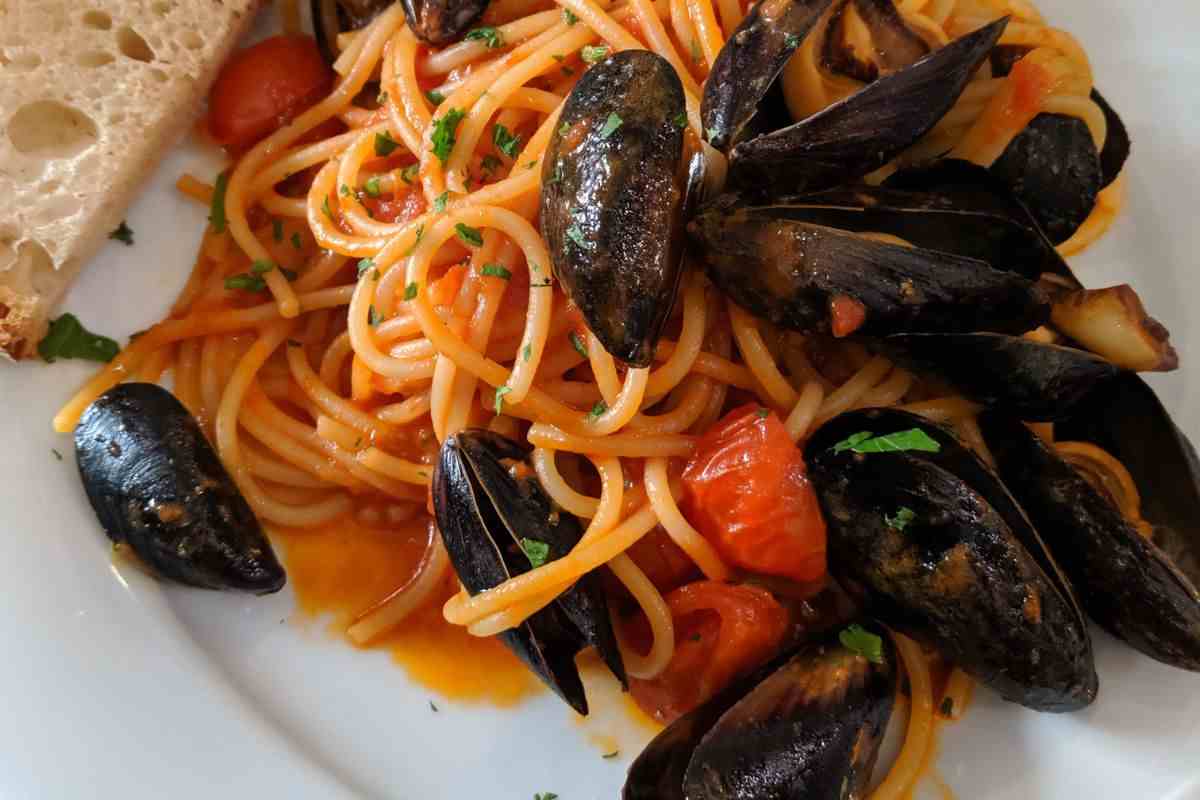 piatto di spaghetti con cozze e pomodorini