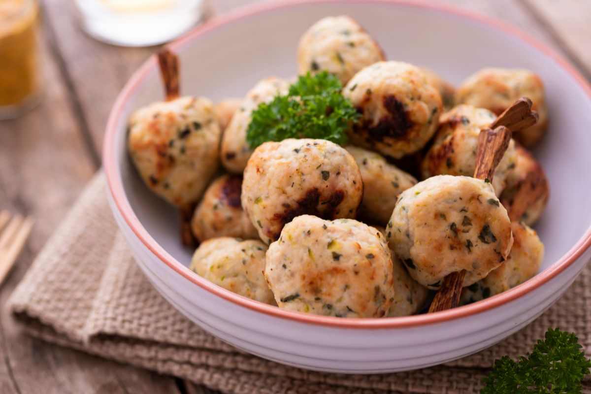 polpette di patate e acciughe in una ciotola