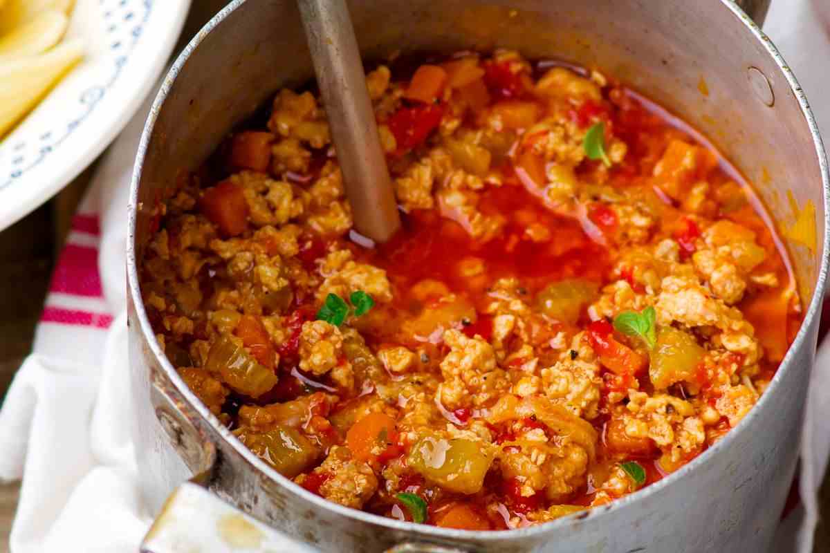 ragù di tofu in una pentola