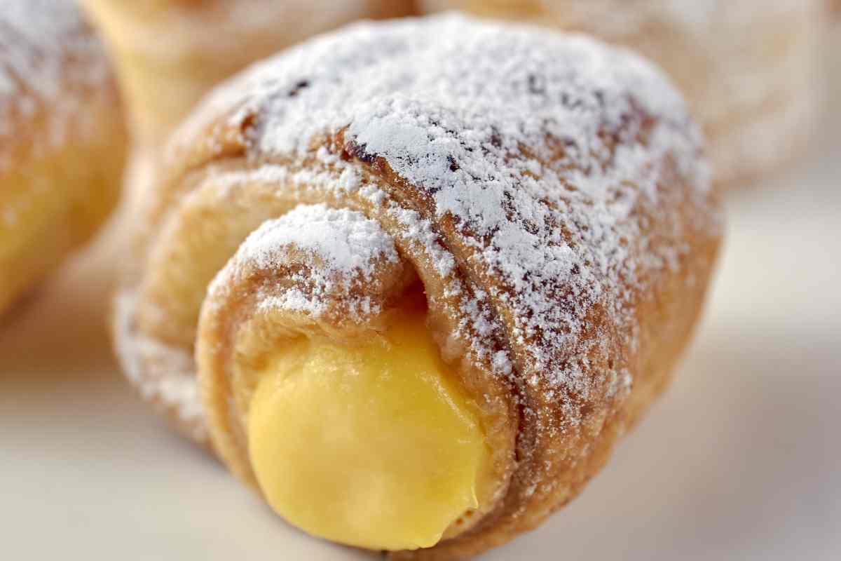 Cannoli di pasta sfoglia con crema pasticcera senza latte