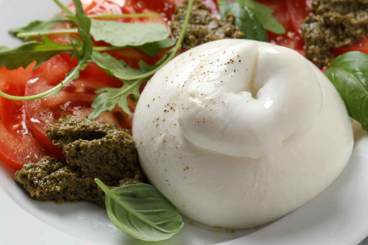 Caprese con burrata e pesto per la ricetta del giorno