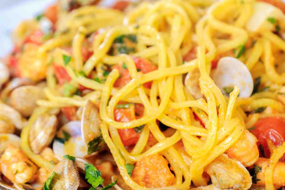 Chitarrina di mare cioè spaghetti alla chitarra con frutti di mare