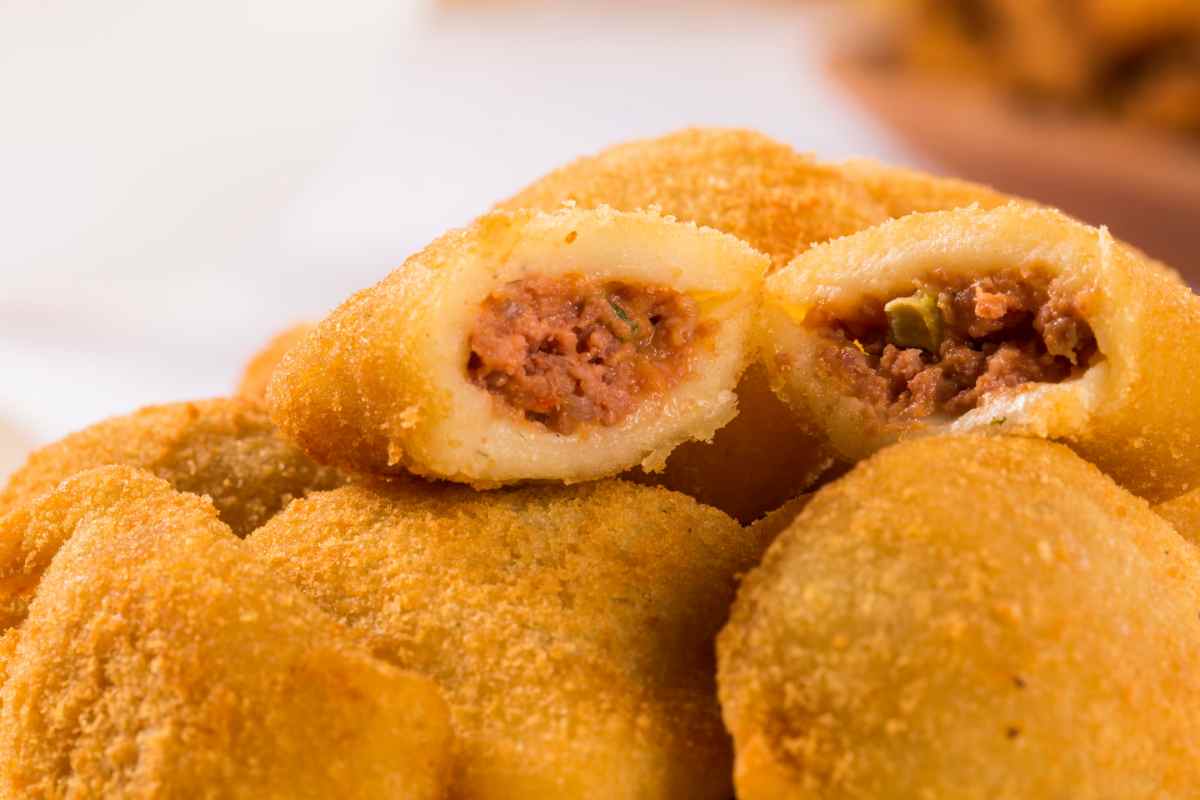 Crocchè ripieni di carne per la ricetta del giorno