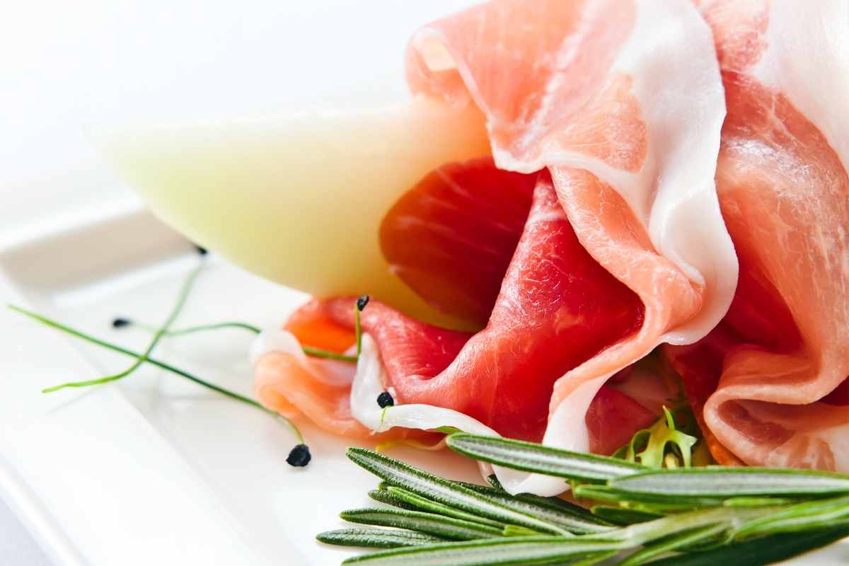 piatto con fagottini di prosciutto crudo e melone