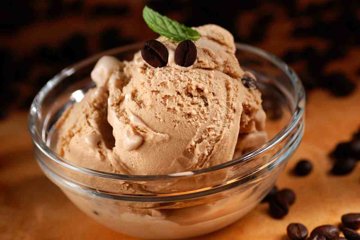 Coppetta di vetro con palline di gelato al caffè con latte di soia vegano