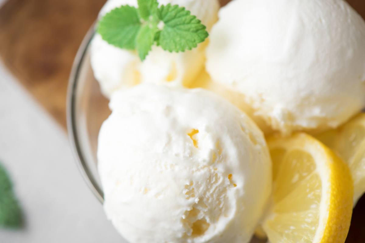 Gelato al limone per il dolcetto facile e veloce di oggi