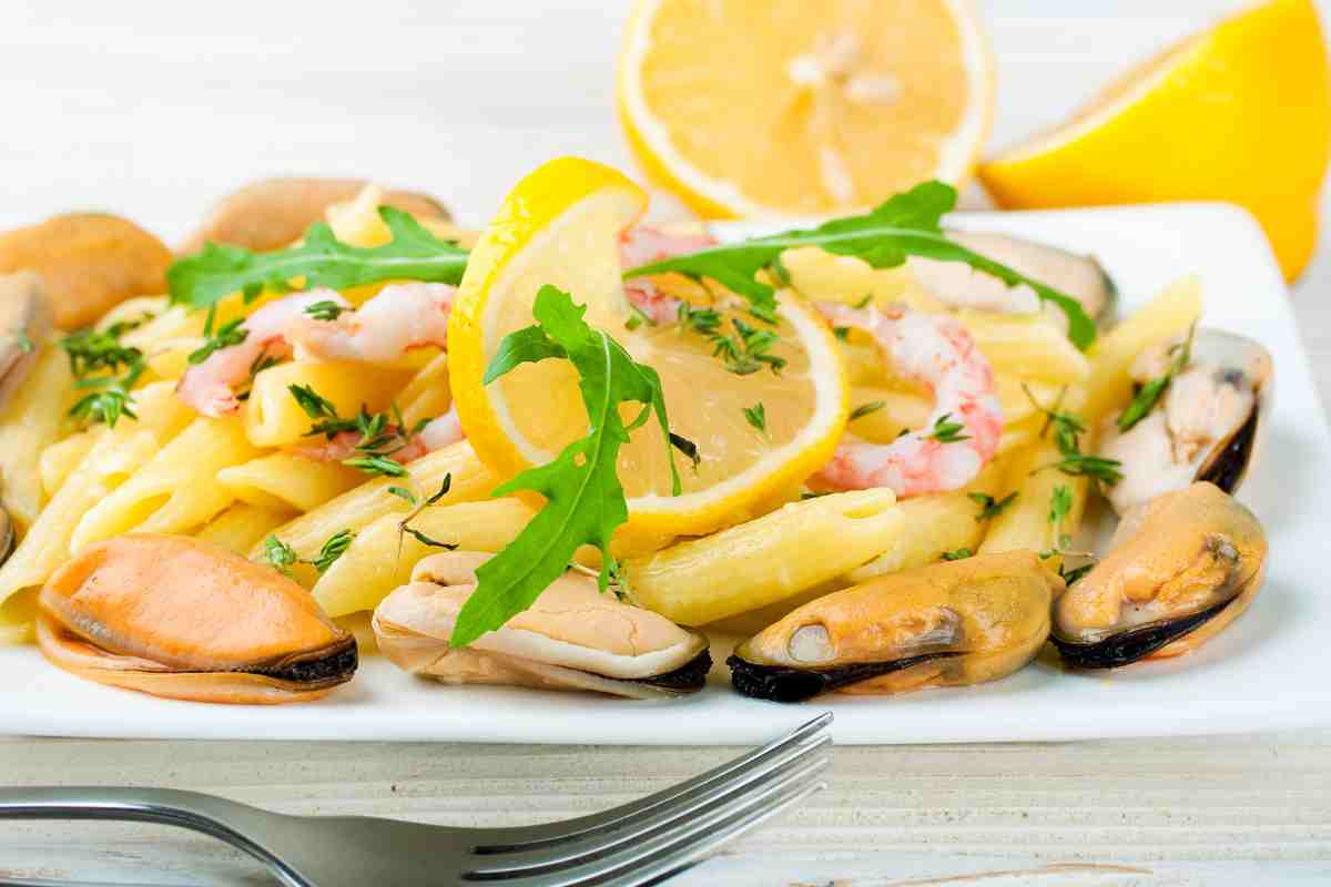 Insalata di pasta con le cozze per la ricetta del giorno